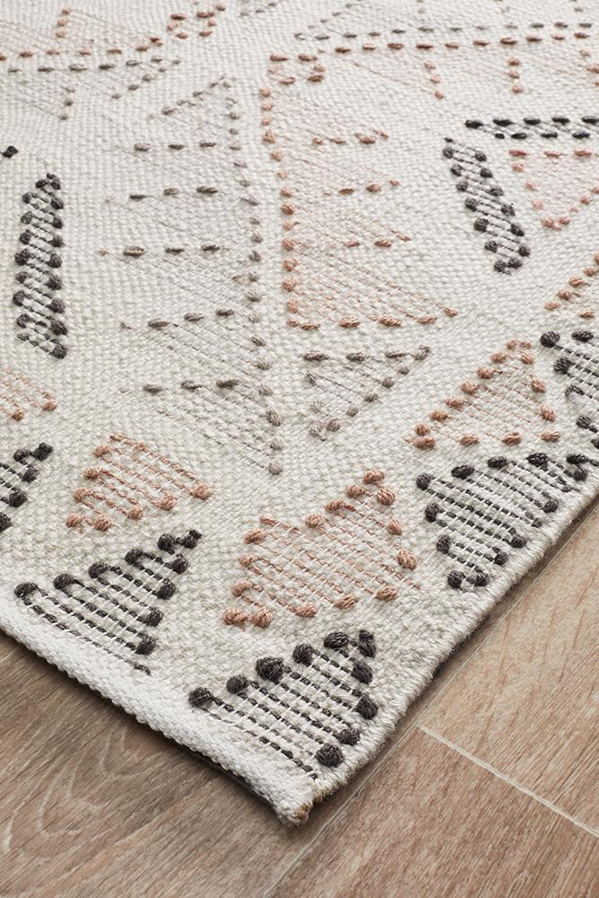 Vidya Rug white Peach.